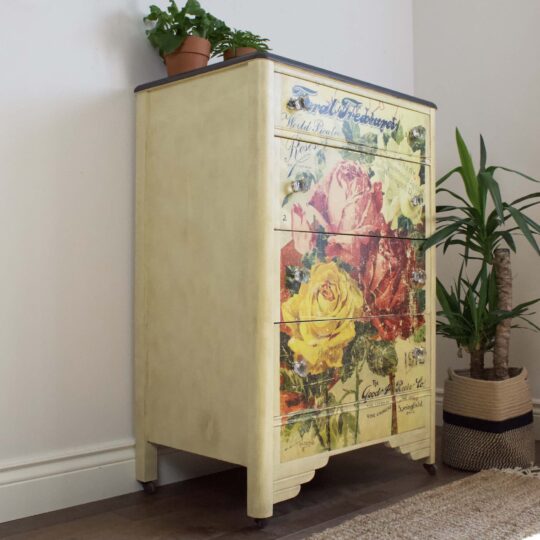 Commode avec fleurs